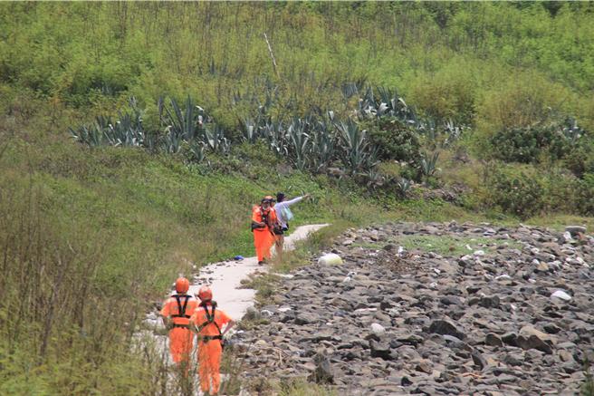 2024年7月28日澎湖县／新北游客28日梦幻沙滩戏水，1男惨遭海流带走寻获已溺毙。图为溺者同行女友人发现失踪男子，告诉安检位置。（许逸民摄）