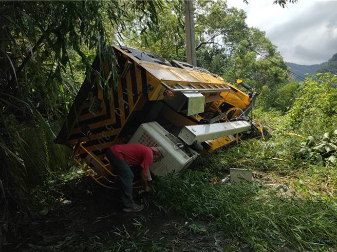 今（28日）上午傳出1輛台電嘉義區營業處的工程車行經阿里山鄉樂野村時，因路面陡坡，車輛打滑翻落邊坡。（民眾提供∕呂妍庭嘉義傳真）