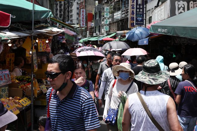 高温炎热，新北、中彰投、高屏局部地区有36度以上高温机率，民眾外出应做好防晒。（邓博仁摄）