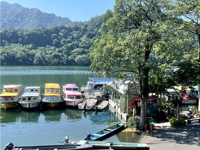 颱风后石门水库满库，观光游艇游客增1倍。（吕筱蝉摄）