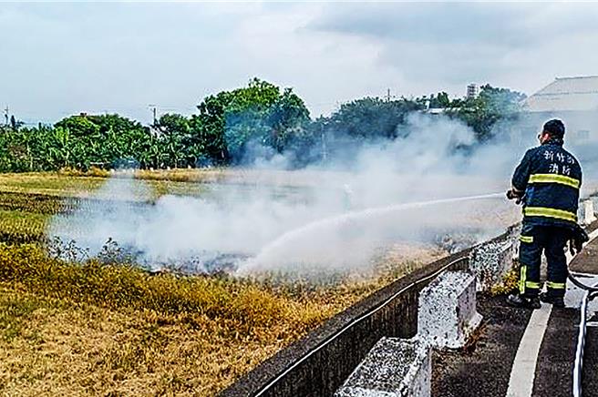 新竹县环保局在全县设有500处微型感测器，并由委外厂商进行无人机做定位拍摄，若发现有稻田出现燃烧稻草烟雾，即时通报由环保局人员到场稽查，并通知消防局灭火。（新竹县政府提供／罗浚滨新竹传真）
