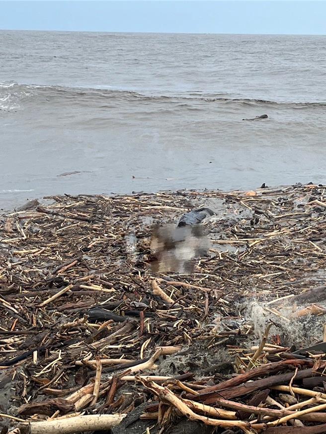 中芸漁港南側防波堤外海域發現1具遺體，經確認為艘坦尚尼亞籍福順輪船員。（翻攝照片／洪靖宜高雄傳真）