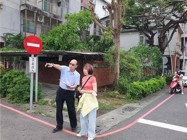 滝川恵光衣（右）到屏東尋訪「灣生」祖母過往的足跡，屏東縣政府特地派人陪同協助尋訪。（屏東縣政府提供／羅琦文屏東傳真）