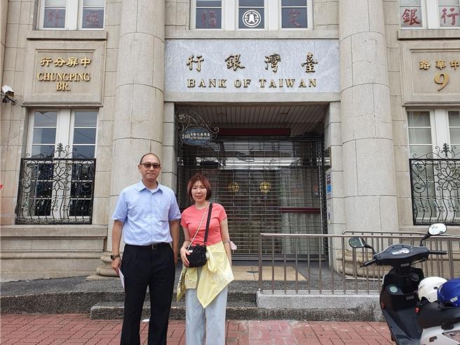 滝川恵光衣（右）到祖母曾任職的台銀屏東分行。（屏東縣政府提供／羅琦文屏東傳真）