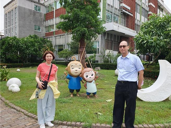 滝川恵光衣（左）參訪曾祖父曾任職的屏東稅務機關。（屏東縣政府提供／羅琦文屏東傳真）