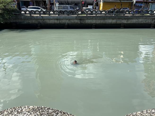 基隆市28日上午有男子跳進田寮河游泳，警消獲報後立即將其拉上岸，確切的身分及原因，還有待警方進一步調查釐清。（翻攝照片／張志康基隆傳真）