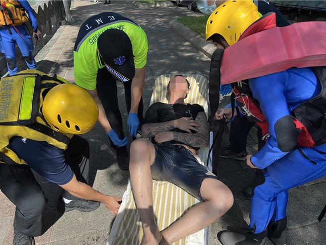 基隆市28日上午有男子跳進田寮河游泳，警消獲報後立即將其拉上岸，確切的身分及原因，還有待警方進一步調查釐清。（翻攝照片／張志康基隆傳真）