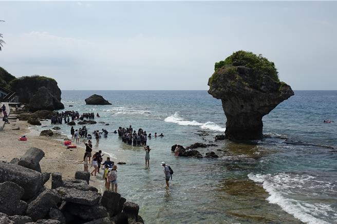 旅宿業者指出，小琉球這次受颱風影響，觀光損失破億元。（羅琦文攝）