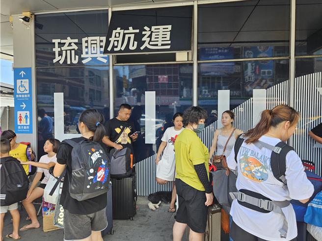 東港碼頭許多遊客等待船班到小琉球。（羅琦文攝）