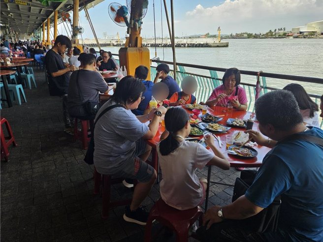 東港碼頭旁的華僑市場擠滿用餐遊客。（羅琦文攝）
