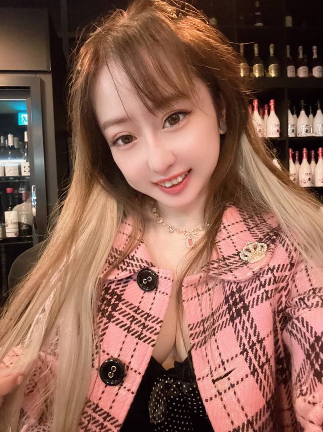 T妹見華航主管下跪，坦言同情這種自古流傳下來的奴性文化。（圖／T妹臉書）