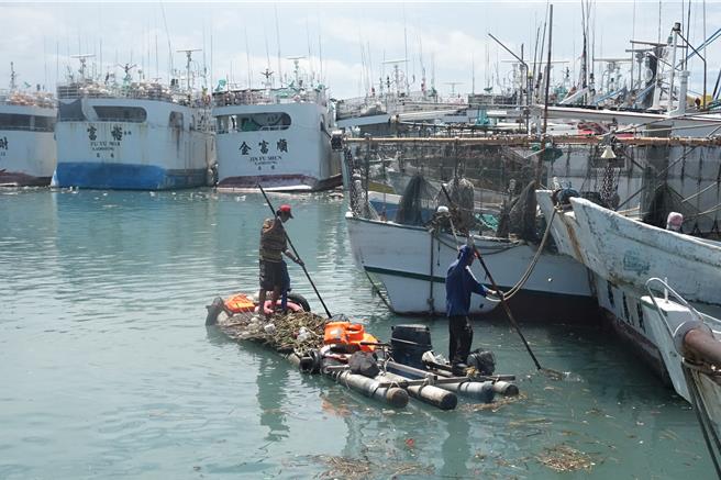 東港鹽埔漁港清疏已完成90％，預計最晚明天早上可全部完成漂流物清除。（羅琦文攝）