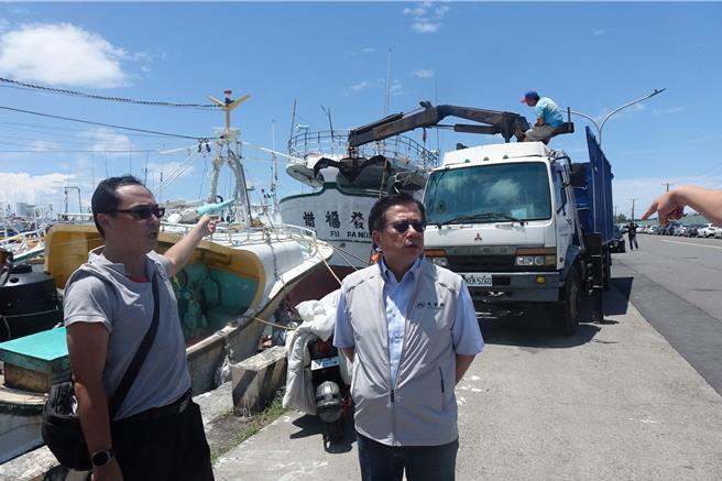 農業部次長黃昭欽（右）視察東港鹽埔漁港漂流物清疏作業。（羅琦文攝）