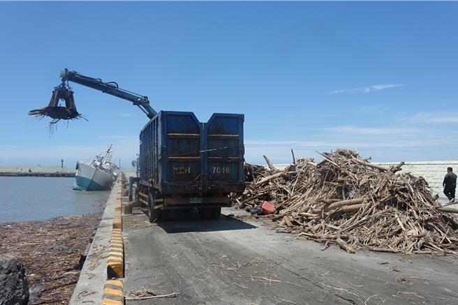 東港鹽埔漁港清疏作業，僅剩內側少數漂流物的清除。（羅琦文攝）