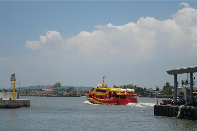 東港碼頭漂流木清除，航道暢通，天氣好轉，往返東港、小琉球的交通船復航。（羅琦文攝）