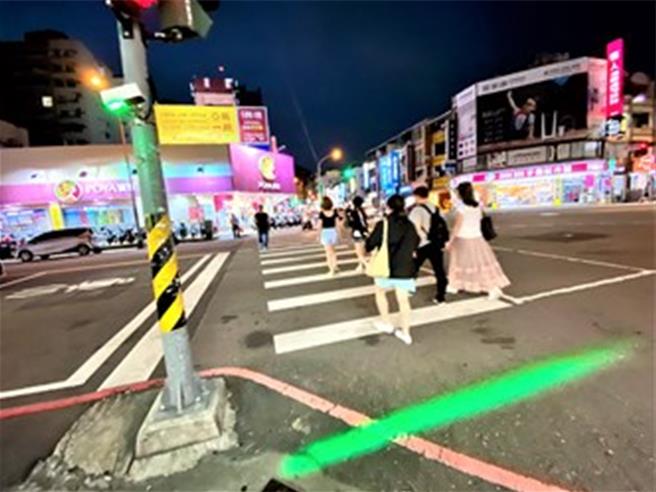 台中市交通局祭出新設備，目前已在人流車流多的北區學士路、健行路口設置「投影式紅綠燈」。（台中市府提供）