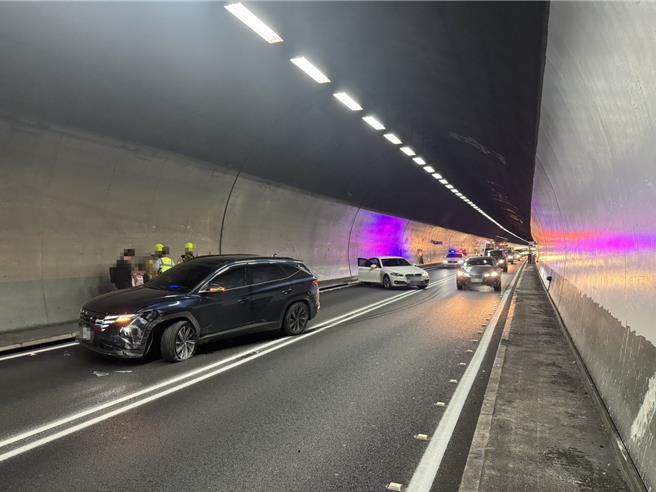 休旅車突撞向左前方BMW轎車，畫面驚險。（國九隊提供／吳佩蓉宜蘭傳真）