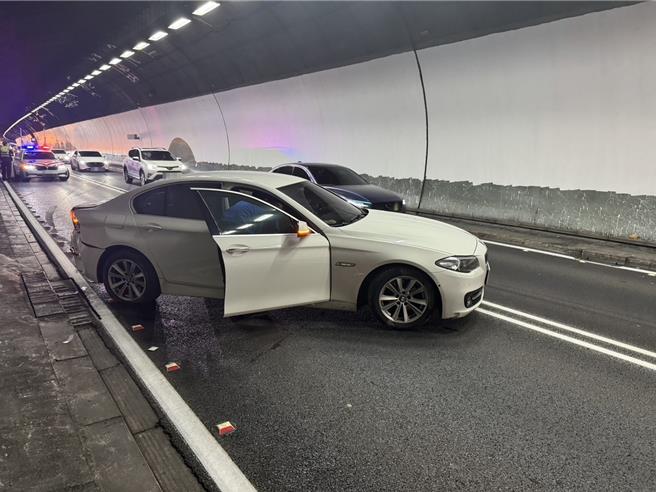 休旅車突撞向左前方BMW轎車，畫面驚險。（國九隊提供／吳佩蓉宜蘭傳真）
