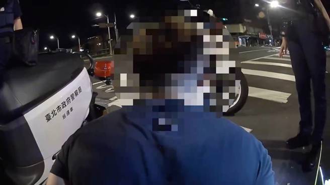 24歲男子騎改裝車遭攔查，口袋搜出毒品「殭屍菸彈」。（圖／翻攝畫面）