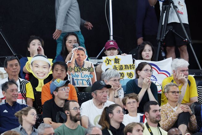 许多死忠球迷特地到巴黎奥运为戴资颖加油。（陈筱琳摄）