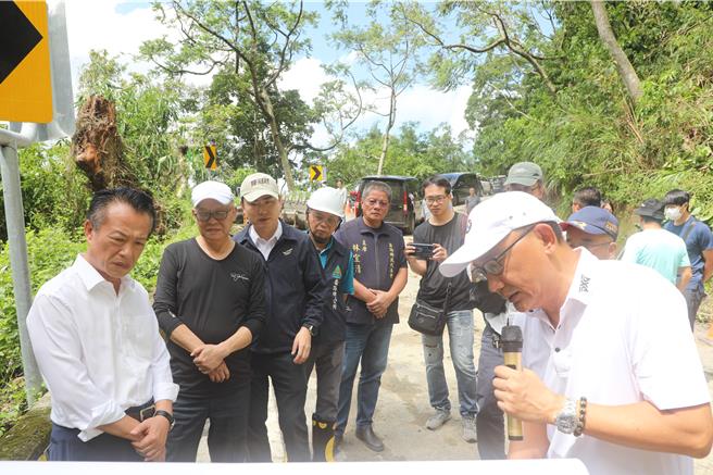 今（28日）嘉義縣長翁章梁、議長張明達、立委陳冠廷、番路鄉長蕭博勝等人到逢雨就坍塌的嘉159甲線28K處會勘。（呂妍庭攝）