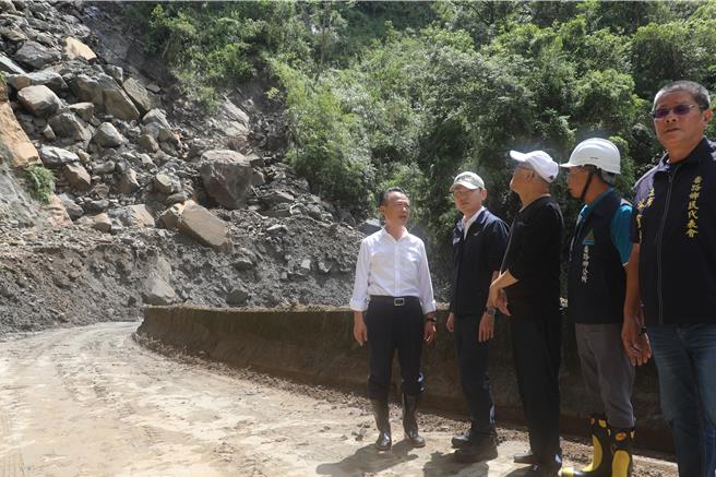 今（28日）嘉義縣長翁章梁、議長張明達、立委陳冠廷、番路鄉長蕭博勝等人到逢雨就坍塌的嘉159甲線28K處會勘。（呂妍庭攝）