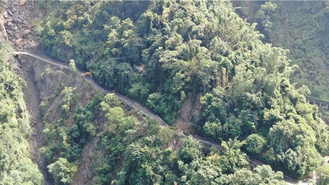 凱米颱風挾帶大量雨勢，嘉義縣多處道路中斷，其中又以嘉159甲線柔腸寸斷最為嚴重。（嘉義縣政府提供／呂妍庭嘉義傳真）
