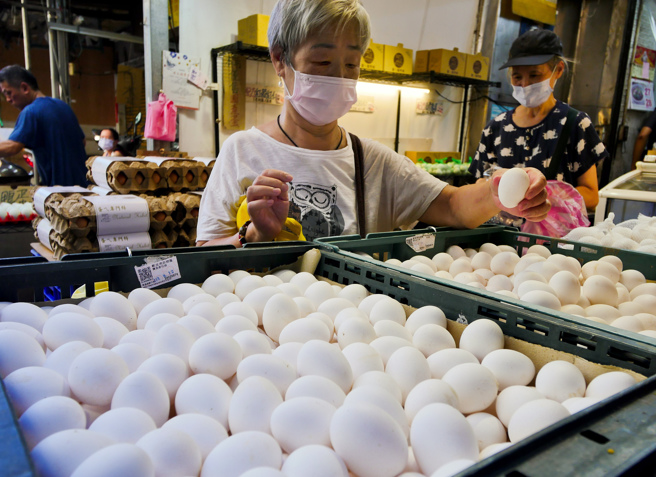 台北市蛋商公会28日宣布，29日起鸡蛋批发价每斤再调涨3元，来到41元，图为民眾在杂粮行选购鸡蛋。（陈俊吉摄）