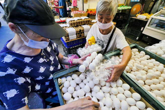 台北市蛋商公会28日宣布，29日起鸡蛋批发价每斤再调涨3元，来到41元，图为民眾在杂粮行选购鸡蛋。（陈俊吉摄）