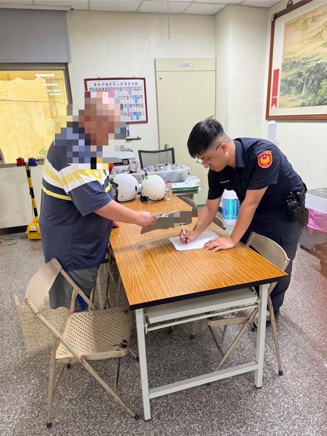 麻豆警方收到上百面车牌，透过车牌持续联繫车主前来将遗失的车牌领回。(李宗翰提供／曹婷婷台南传真)