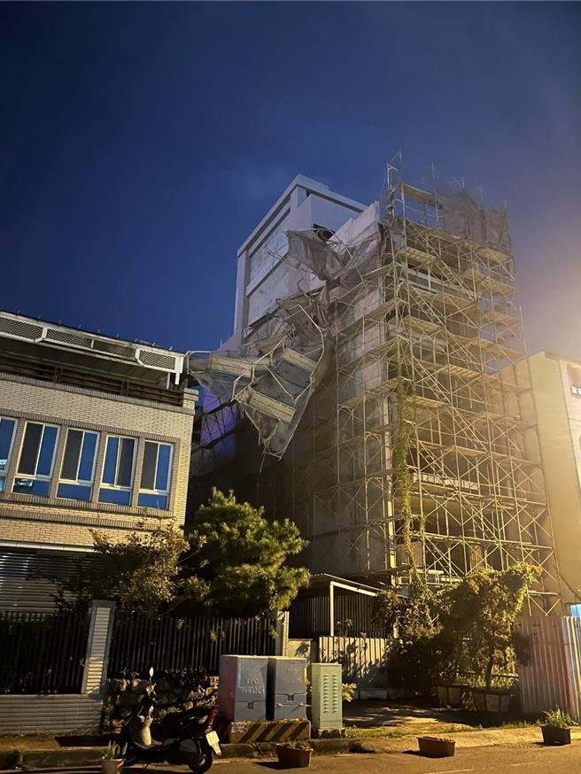 台中市北屯区松竹二路一栋施工中的民宅鹰架部分倒塌，还倾斜到隔壁房屋。（台中市府提供）