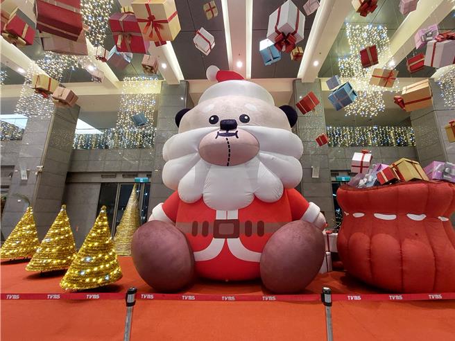 2024新北歡樂耶誕城將首度結合路跑，規畫5棒次馬拉松接力賽，預計12月22日開跑。圖為2023新北歡樂耶誕城照。（陳慰慈攝）