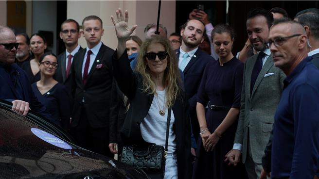 天后席琳迪翁一身輕鬆造型，揹上還未曝光的秋冬新款Dior Groove向民眾致謝。（路透提供／黃唯淯台北傳真）