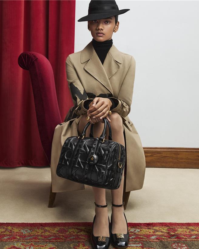 Dior Groove一推出就受到大批巨星追捧，Jisoo也是愛用者之一。（Dior提供／黃唯淯台北傳真）