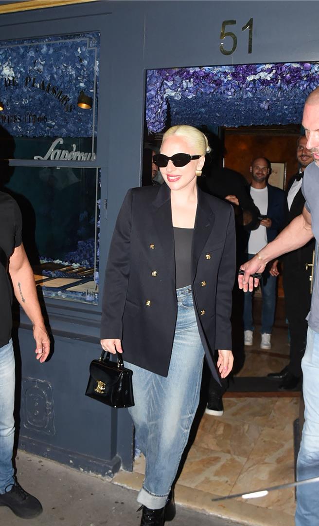 女神卡卡手拎Celine最新冬季包款，一身復古法式造型頗有看頭。（Celine提供／黃唯淯台北傳真）