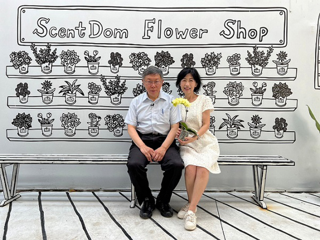 柯文哲妻子陈佩琪这两天随柯P去宜兰参访。(摘自陈佩琪脸书)