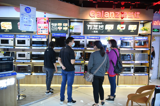 中国曾在3月份就启动消费品旧换新项目，但地方政府财政困难，根本无力推动。（图／中新社）