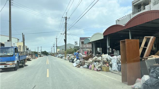 凯米颱风造成北台南地区淹大水，灾后第4天，沿街仍然有大量垃圾。（张毓翎摄）