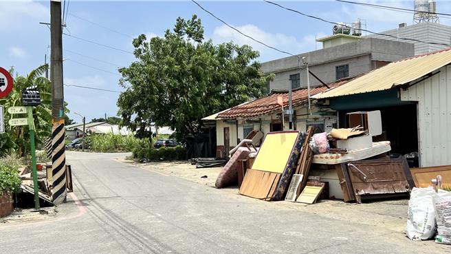 凯米颱风造成北台南地区淹大水，灾后第4天，沿街仍然有大量垃圾。（张毓翎摄）