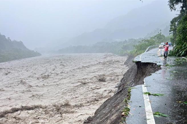 图为25日旗山溪溪水冲刷造成台29线那玛夏五里埔临11便道0K＋150、4K＋150、6K＋500路段路基坍滑。（公路局甲仙工务段提供／林雅惠传真）
