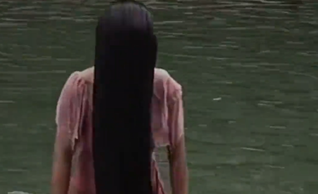 大陸貴州有妹子因想拍出「出水芙蓉照」，豈料，經她數次的嘗試失敗後，卻慘像「貞子」。（圖／翻攝自微博）