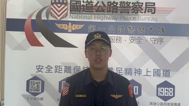 有驾驶行驶国道时按了前车喇叭，竟导致对方驾驶心生怨念，尾随其后拿出「雷射笔」照射后照镜干扰，国道第一大队分队长陈孟宏提醒，使用雷射笔照射，影响他人行车安全，可处最高3万6千元罚锾，并吊扣牌照6个月。(国道第一大队提供)