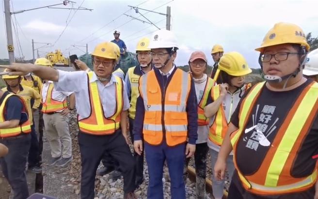 今（28日）下午交通部長李孟諺等人到台鐵八掌溪橋視察。（讀者提供∕呂妍庭嘉義傳真）