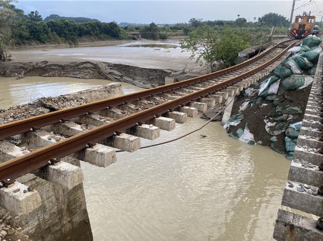 凱米颱風造成台鐵八掌溪橋路基流失、掏空，目前只剩鐵軌懸在半空中，台鐵嘉義南靖至台南後壁時無法通行。（縣議員江佩曄提供∕呂妍庭嘉義傳真）