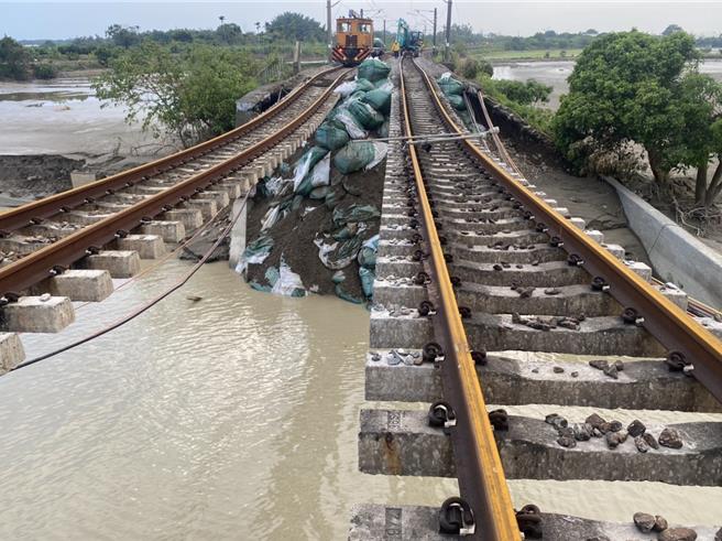 凱米颱風造成台鐵八掌溪橋路基流失、掏空，目前只剩鐵軌懸在半空中，台鐵嘉義南靖至台南後壁時無法通行。（縣議員江佩曄提供∕呂妍庭嘉義傳真）