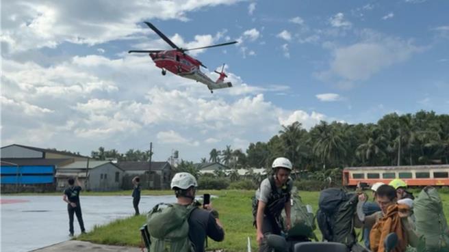 屏东县特搜大队飞往旧好茶部落，援救在山区失联的成功大学考古学研究所教授。（屏东县消防局提供／罗琦文屏东传真）