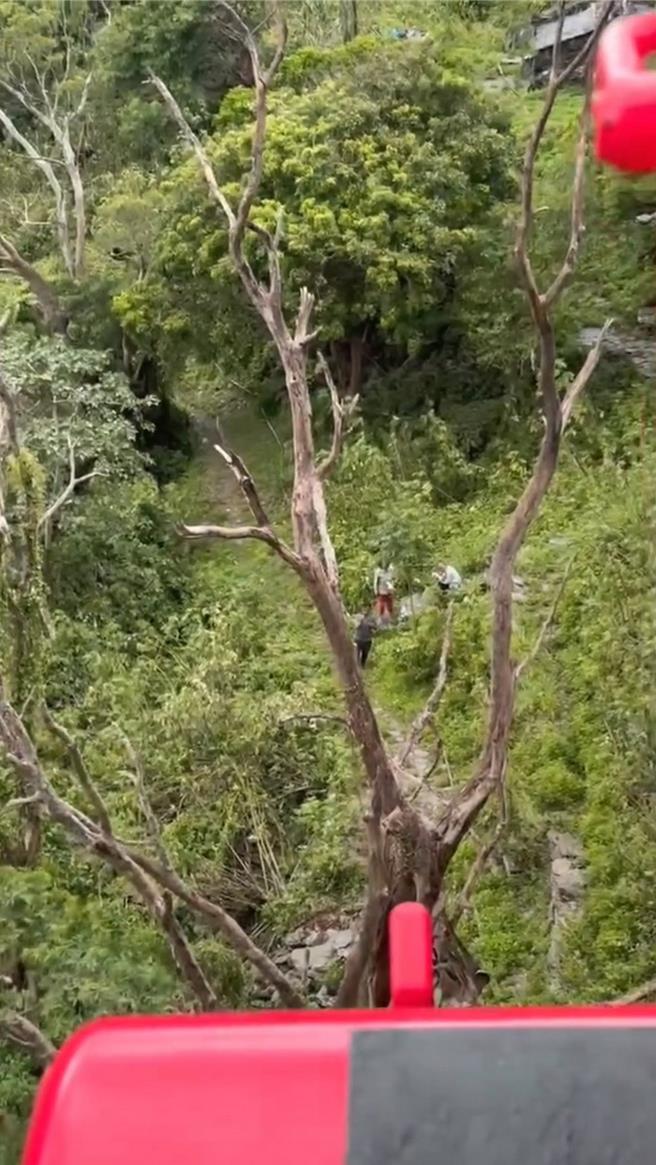 空勤直升机在旧好茶部落发现失联者。（屏东县消防局提供／罗琦文屏东传真）
