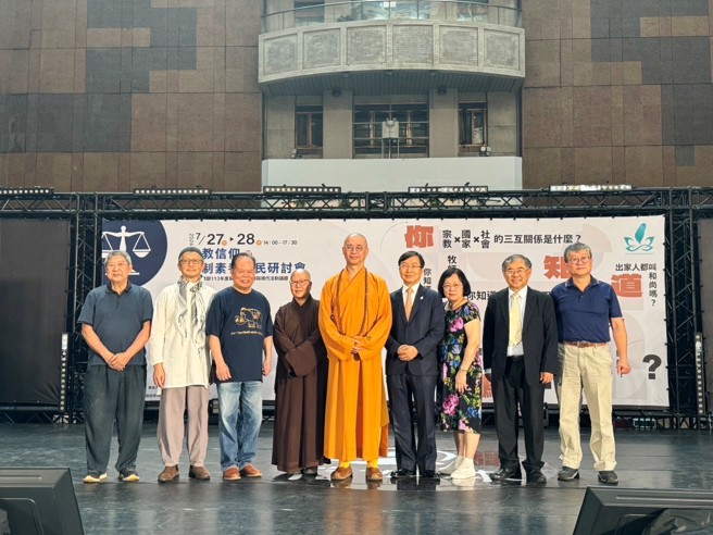 台湾宗教联合会、东吴大学法学院法律与宗教研究中心，联手于28日在台北火车站举办「宗教信仰与法制素养公民研讨会」。右1高雄大学教授张永明、右2东吴大学教授陈清秀、右3前政治大学教授陈惠馨、右4李永然律师、（中）法藏和尚、左4见拓和尚尼、左3林晖博士左2台北清真寺基金会郑泰祥。（陈瑀伦摄）