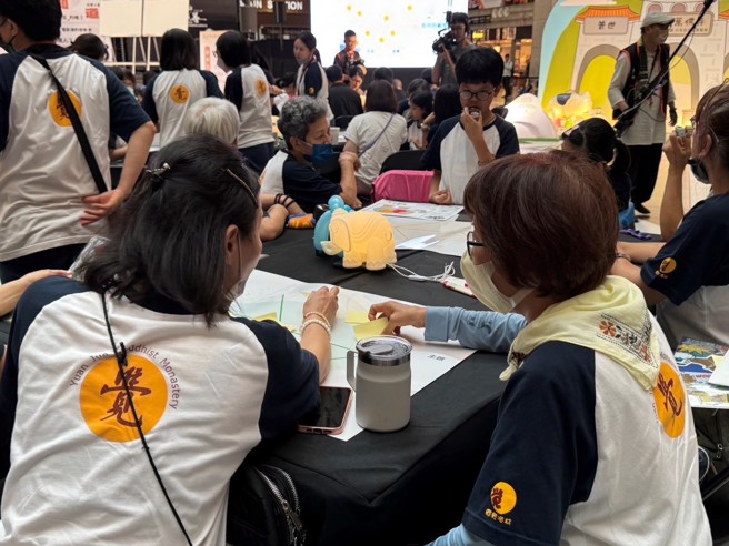 分组讨论环节，学员们认真讨论宗教议题。（陈瑀伦摄）