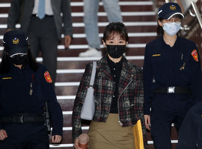 王郁文(中)被判2年徒刑、缓刑5年，关于是否上诉，她坦言对司法是否仍有公平正义的质疑。（示意图／资料照／刘宗龙摄）